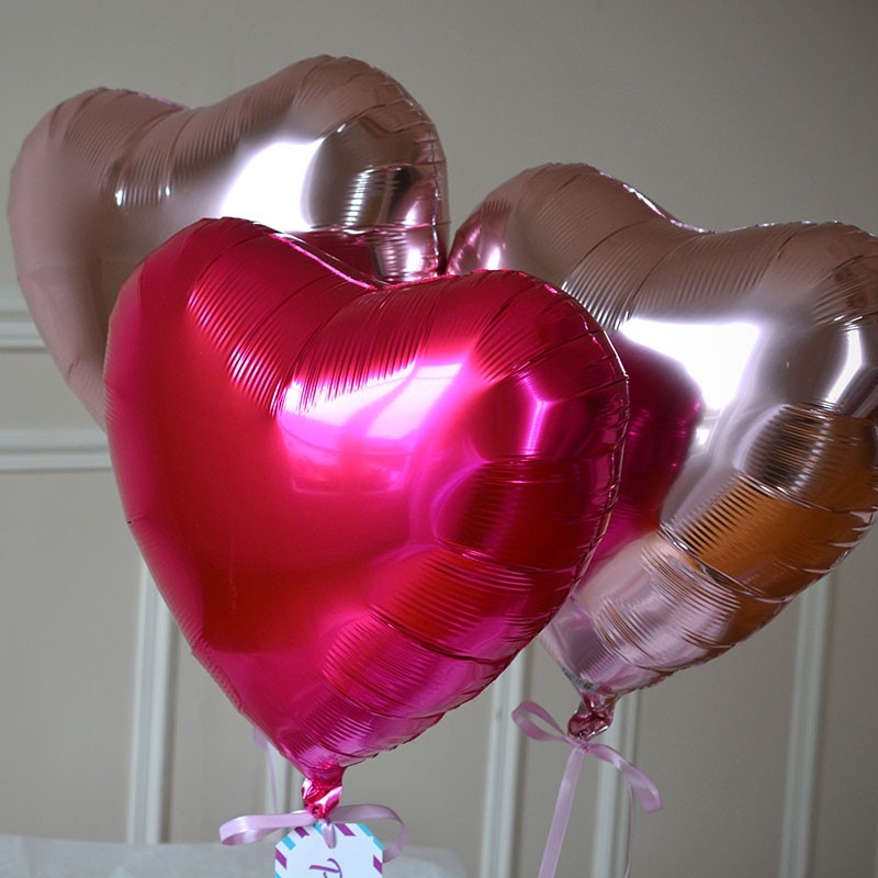 Ballon cœur rouge gonflé a l'hélium.