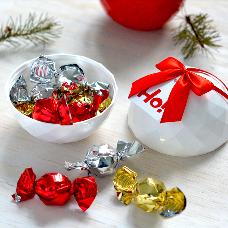 Boule de Noël en chocolat noir avec message personnalisable